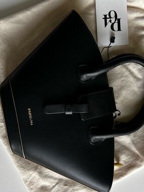MINI LUMIERE
BLACK Black Structured Satchel